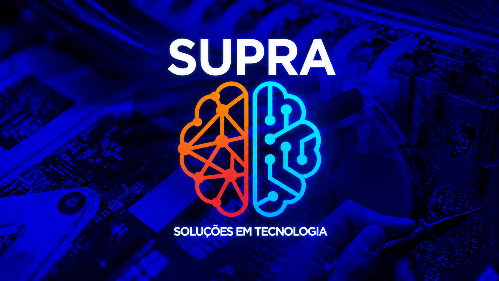 Equipe técnica da Supra Soluções realizando manutenção e suporte em computadores
